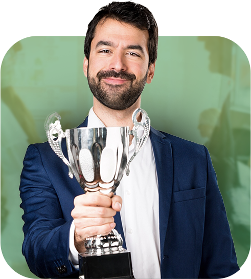 Imagem de um homem com um troféu